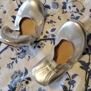 NWOT YOSI SAMRA WOMEN'S 11M SILVER FOLDABLE BALLET FLATS